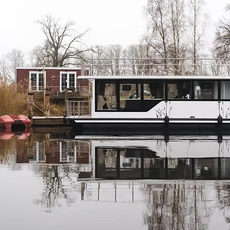 Hausboot Tortuga بوتيل Dömitz