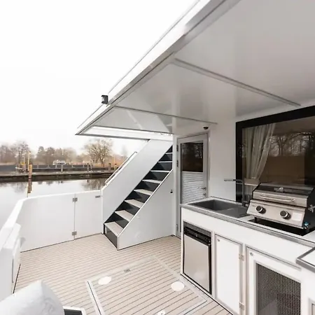 Hausboot Tortuga بوتيل Dömitz
